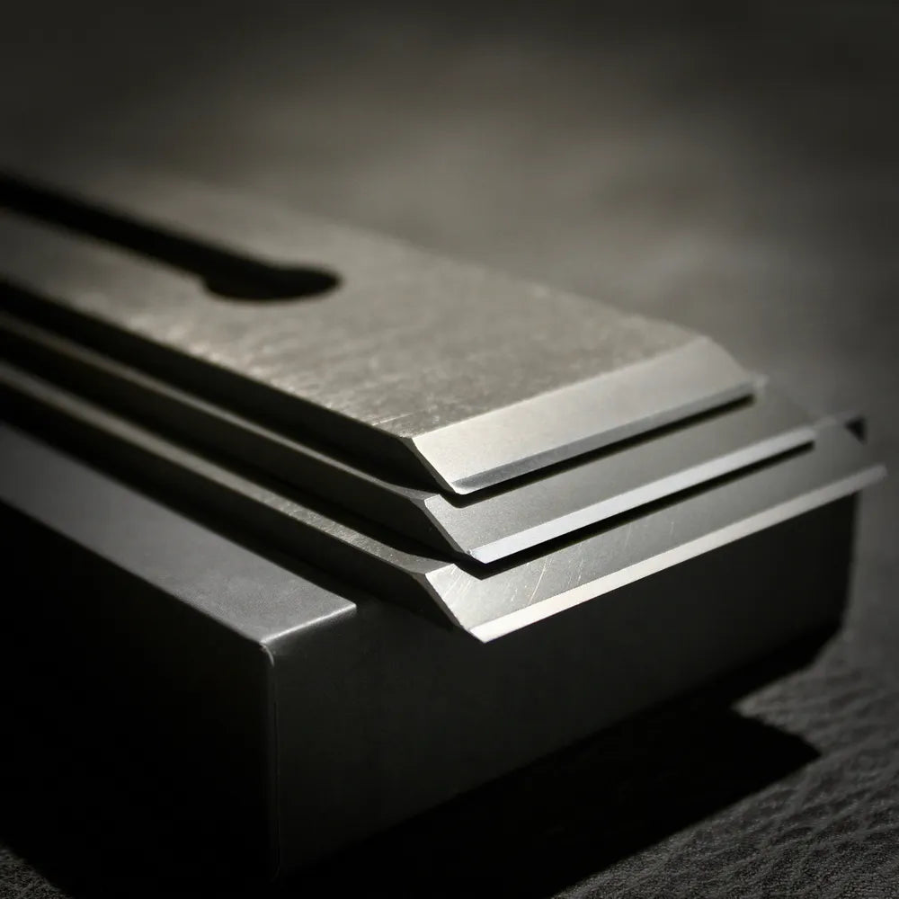 Laminated plane blade and steel detail