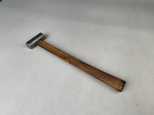 F-2DS damascus steel hammer (grain direction), photographed on the bench
