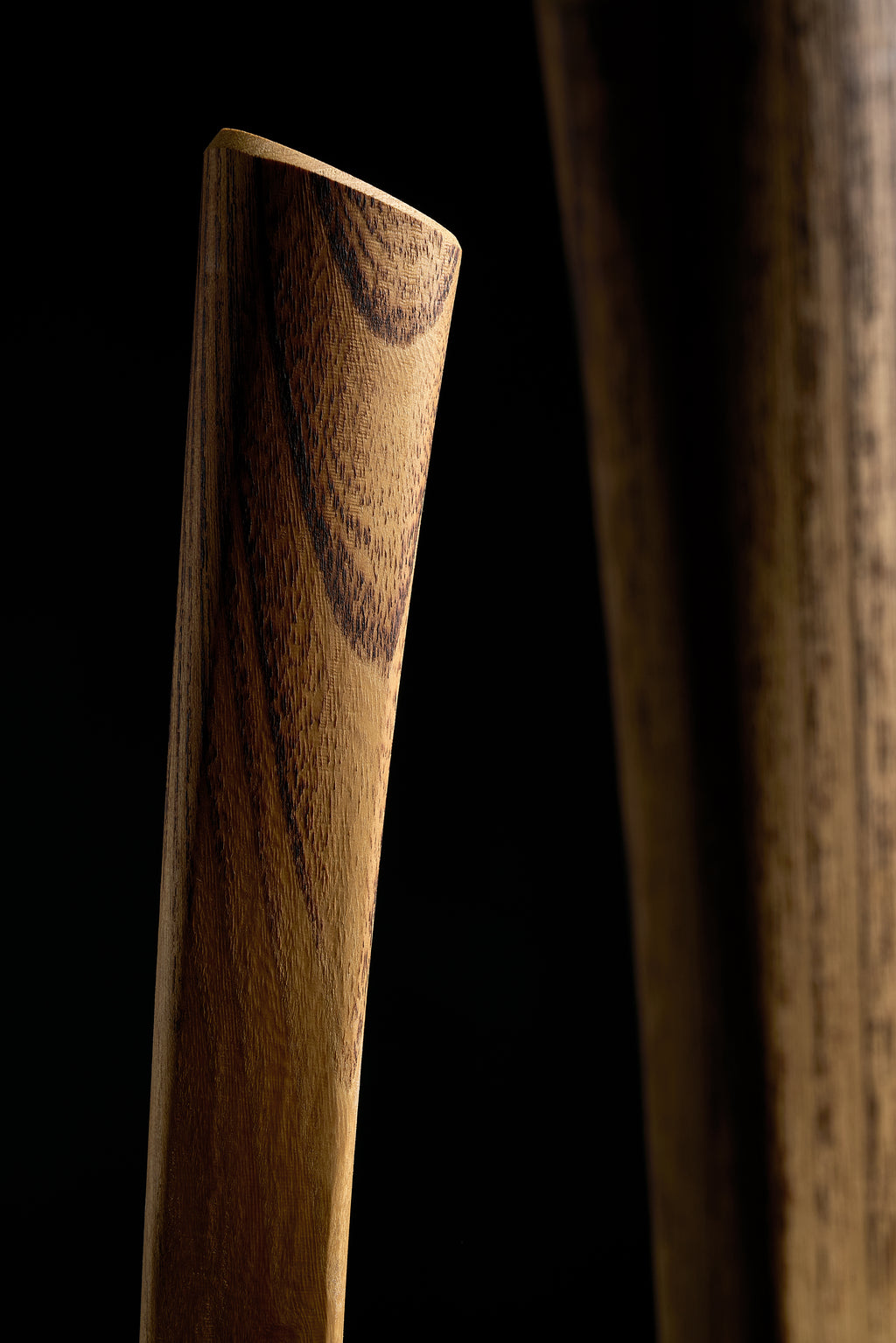 Close view of the curved handle of the Zen-Wu F-3 hammer and its grain