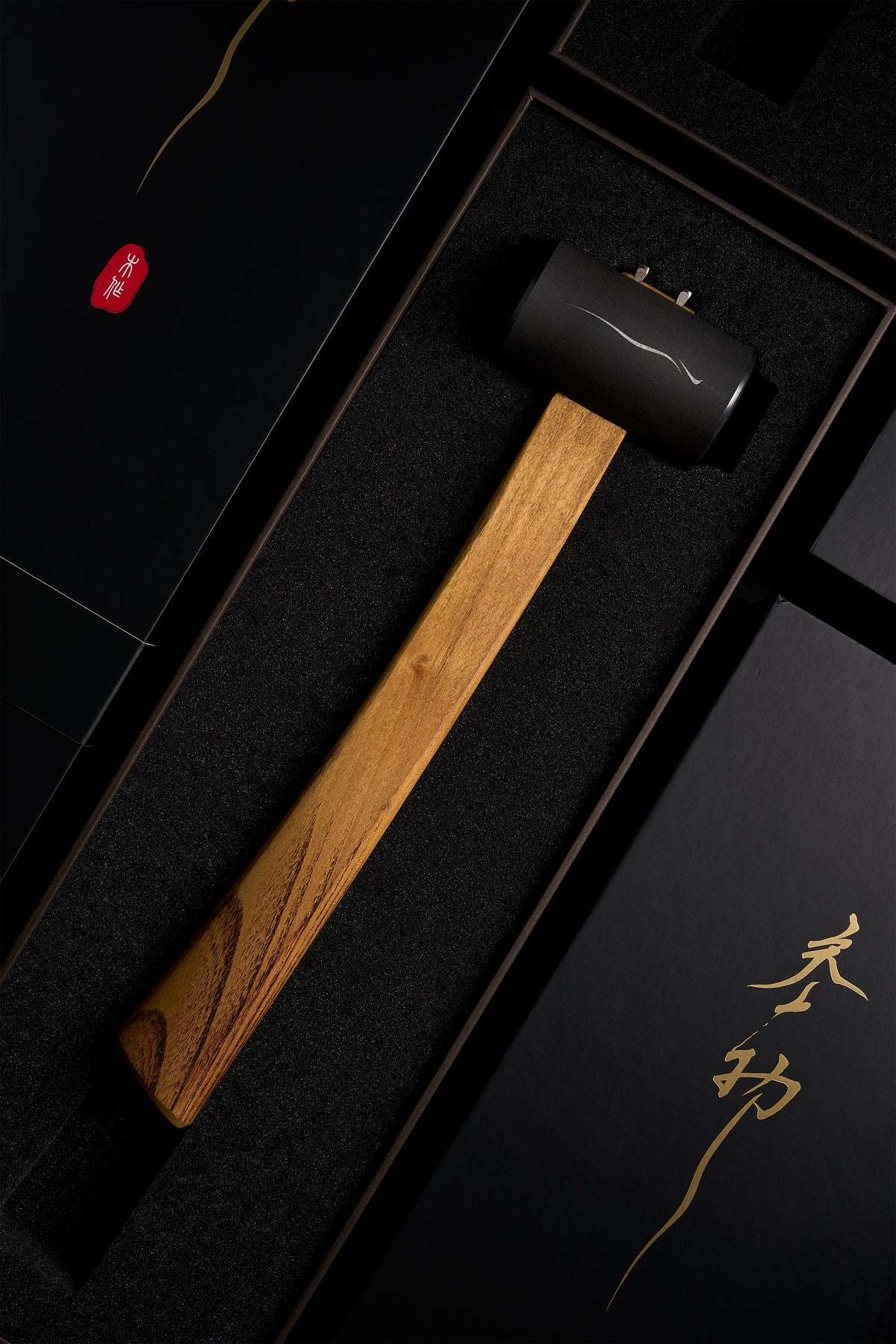 参物 F-3 锤放在黑色盒子里，下有海绵内衬