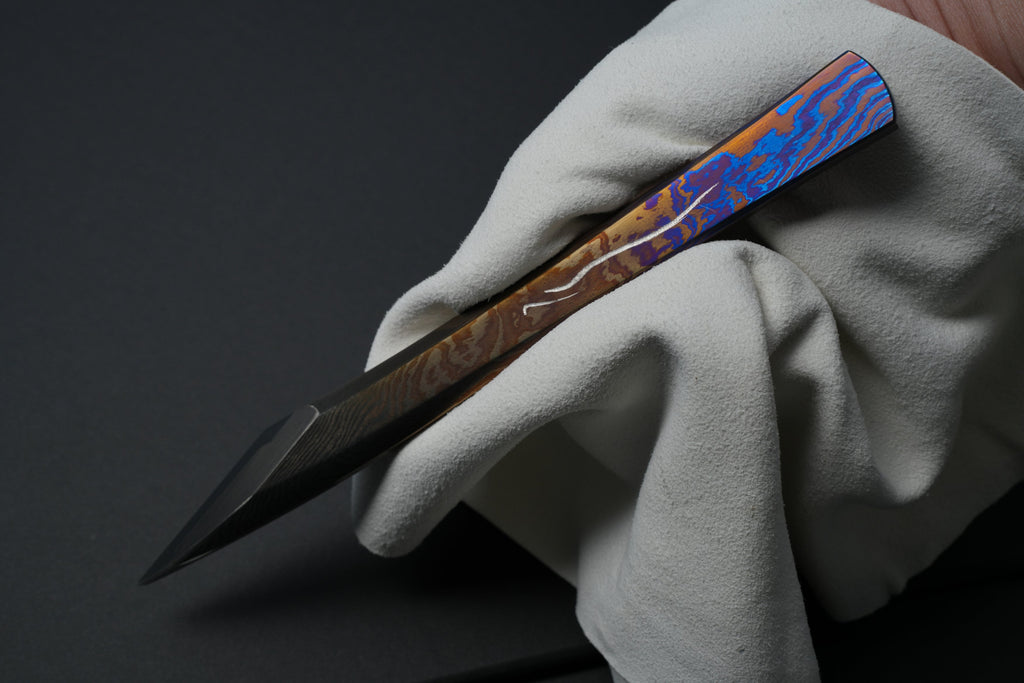Damascus pattern detail on the handle