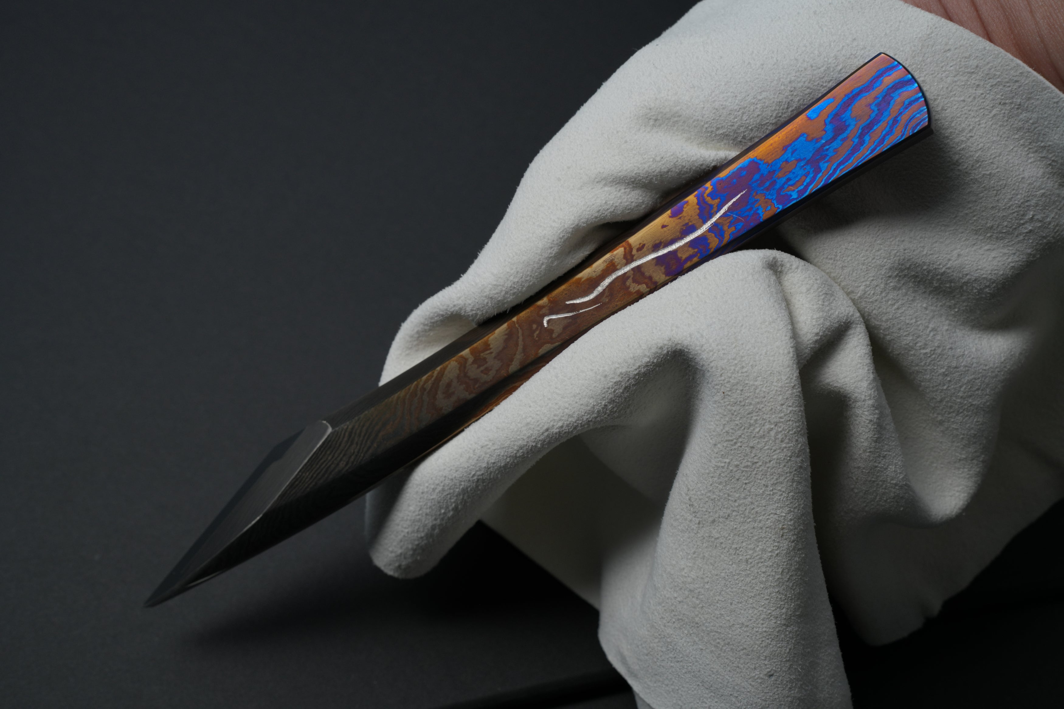 Damascus pattern detail on the handle